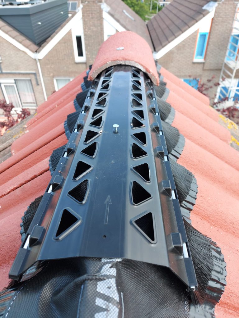 Nokvorst renovatie met spinvliesfolie , ondervorst zwart , ondervorst element borstel zwart is geplaats tegen losraken van ondervorst lijmstrook , 
 